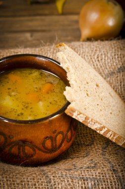 Bezelye çorbası (Lehçe Grochowka) ile füme et tavuk göğsü