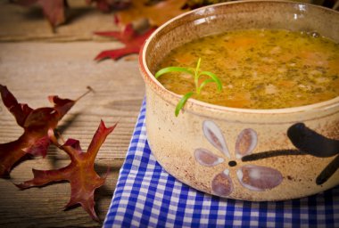 Bezelye çorbası (Lehçe Grochowka) ile füme et tavuk göğsü