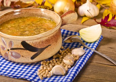 Bezelye çorbası (Lehçe Grochowka) ile füme et tavuk göğsü