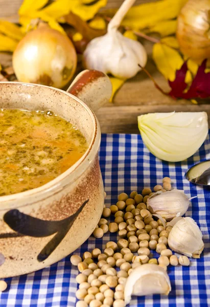 エンドウ豆のスープ (ポーランド語 Grochowka) と燻製肉鶏胸肉 — ストック写真