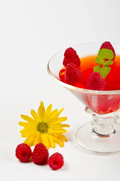 Jalea de frutas en los cuencos de cristal con frambuesas frescas — Foto de Stock