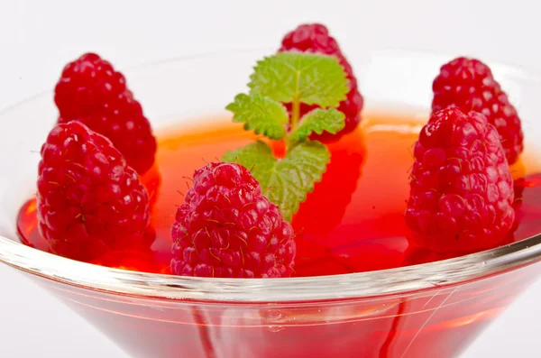 Gelée de fruits dans les bols en verre aux framboises fraîches — Photo