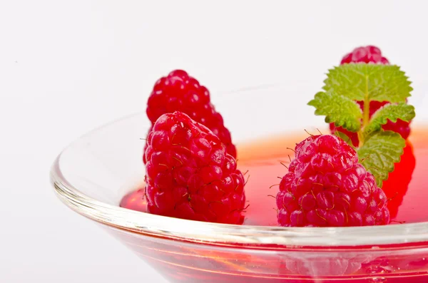 Jalea de frutas en los cuencos de cristal con frambuesas frescas — Foto de Stock