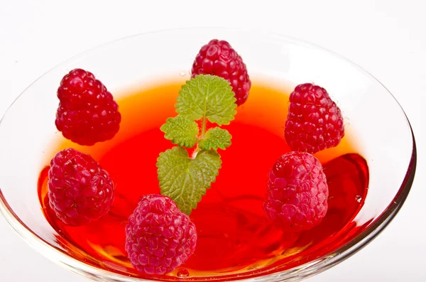 Geléia de frutas nas taças de vidro com framboesas frescas — Fotografia de Stock