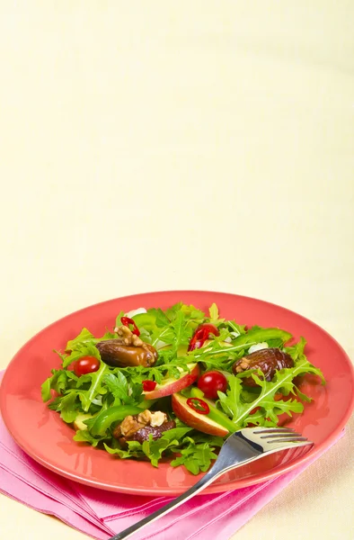 Salada de rucola com tâmaras, maçã e tomate — Fotografia de Stock