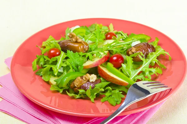 Salad Rucola dengan kurma, apel dan tomat — Stok Foto