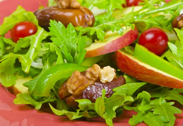 Rucola salade met datums, apple en tomaat — Stockfoto