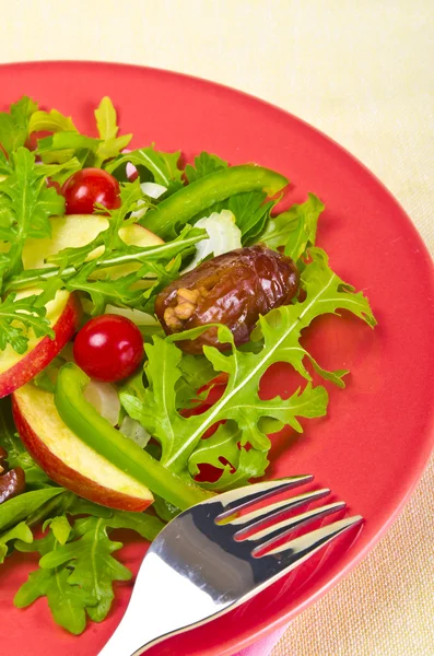 Rucola salade met datums, apple en tomaat — Stockfoto