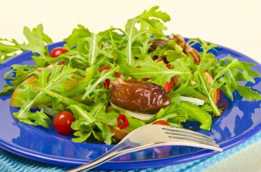 rucola tarihleri, elma ve domates salatası
