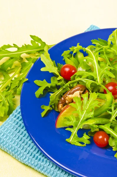 Rucola-Salat mit Datteln, Apfel und Tomate — Stockfoto