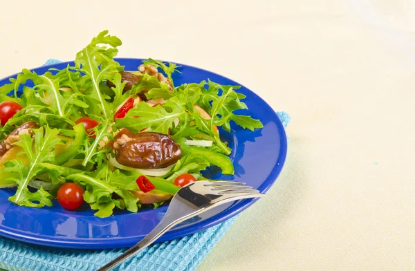Salada de rucola com tâmaras, maçã e tomate — Fotografia de Stock