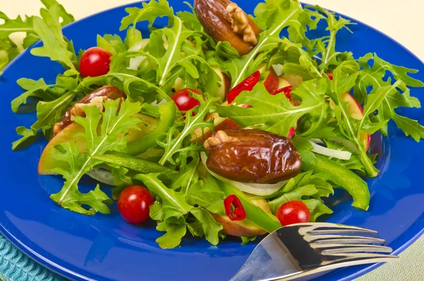 Rucola salad with dates, apple and tomato — Stock Photo, Image