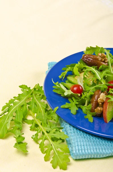 Салат из руколы с финиками, яблоком и помидорами — стоковое фото