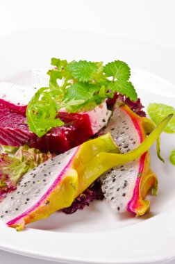 pancar horseradish kasesi ile avokado krem ve pitaya