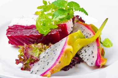 pancar horseradish kasesi ile avokado krem ve pitaya