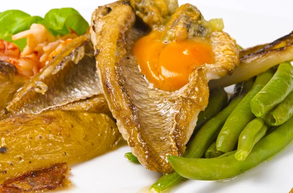 Geröstete Dorade mit Meeresfrüchten und französischen Bohnen — Stockfoto
