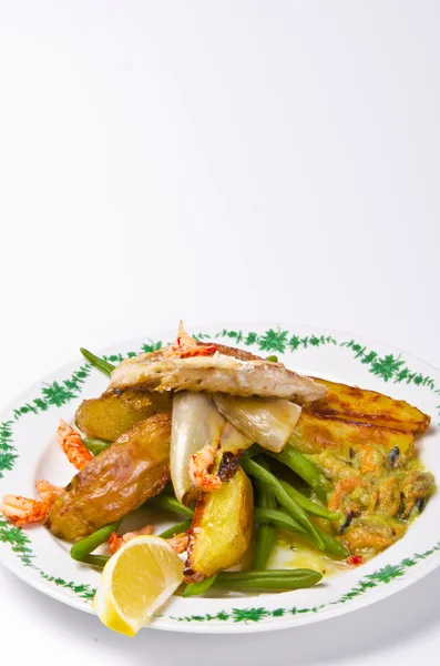 해산물 요리와 프랑스 콩 구이 dorade — 스톡 사진