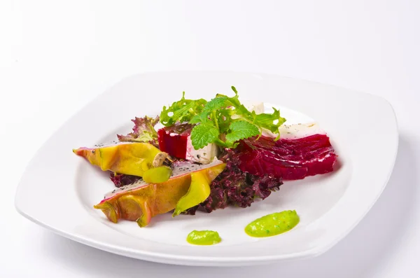 Rödbeta pepparrot terrin med avokado grädde och pitaya — Stockfoto