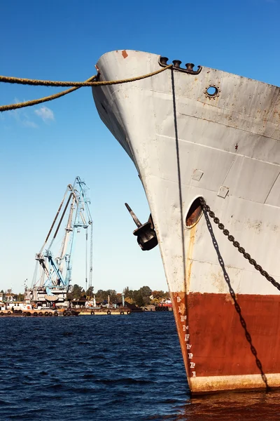 A hajó a kikötőben Horgonyzott — Stock Fotó