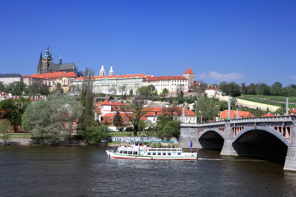 Prager Panorama vom Fluss aus — Stockfoto