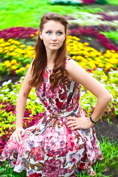 Молода дівчина на газоні кольору — стокове фото