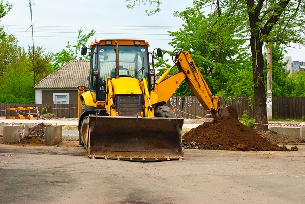 Traktor gräva ett dike — Stockfoto