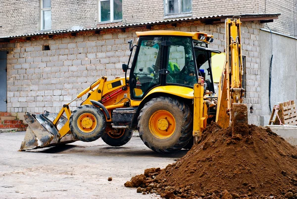 Traktor gräva ett dike — Stockfoto
