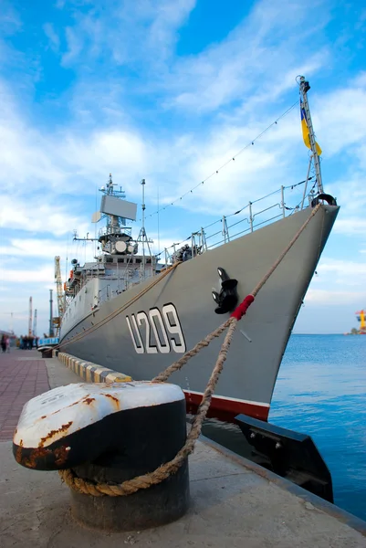 Navio de guerra ucraniano na Baía de Sebastopol, Crimeia, Ucrânia — Fotografia de Stock