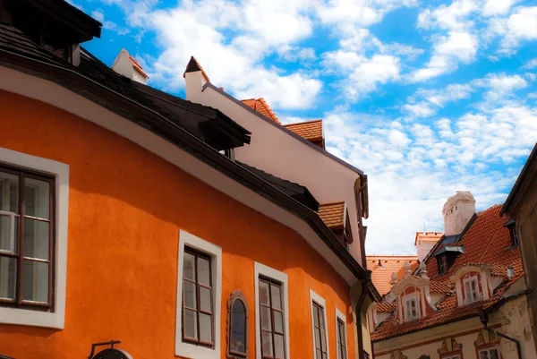 Toit orange des maisons tchèques. vue d'en bas — Photo