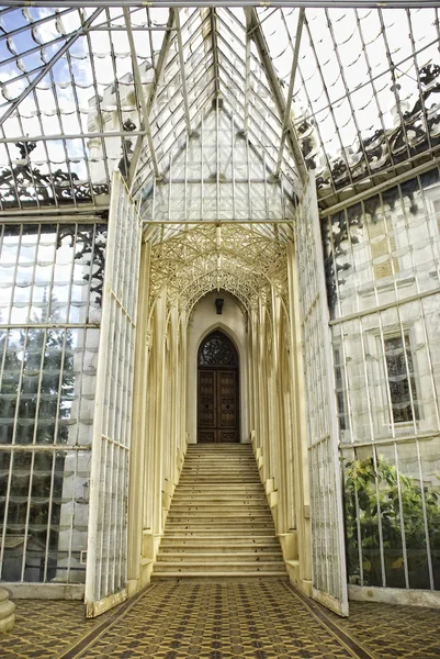 Entrada acristalada con unas hermosas escaleras que conducen al castillo — Foto de Stock