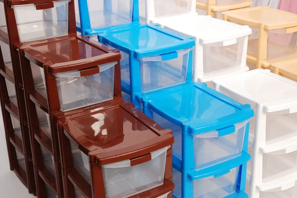 Хранение пластиковой коробки на изолированном белом фоне — стоковое фото