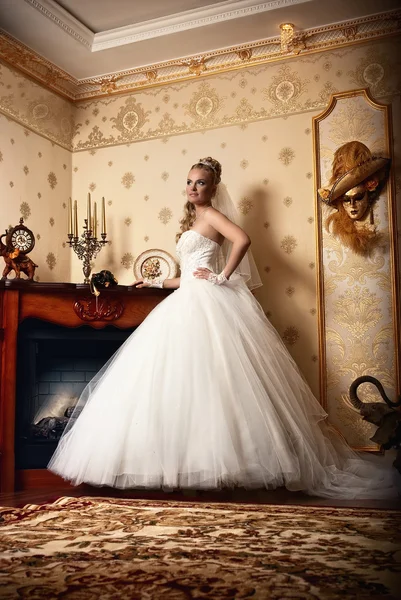 Krásná mladá nevěsta stojí starožitný interiér — Stock fotografie