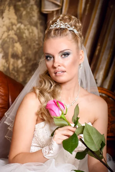 Mooie jonge bruid met bloem — Stockfoto