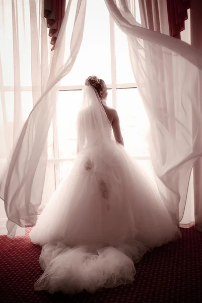 Όμορφη νεαρή νύφη στέκεται στο εσωτερικό αντίκες — Φωτογραφία Αρχείου