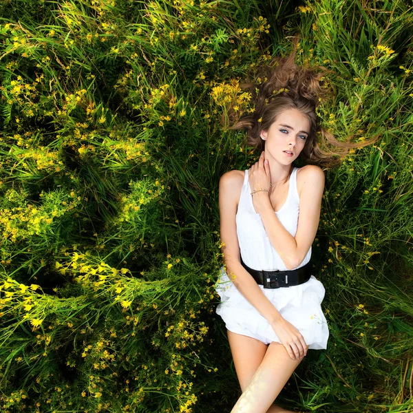 草原に横たわっている若い女の子 — ストック写真
