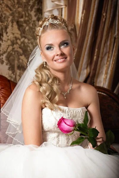 Mooie jonge bruid met bloem — Stockfoto