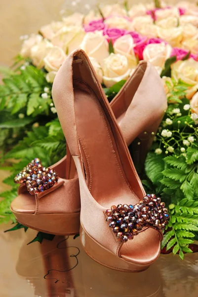 Букет і взуття на весіллі — стокове фото