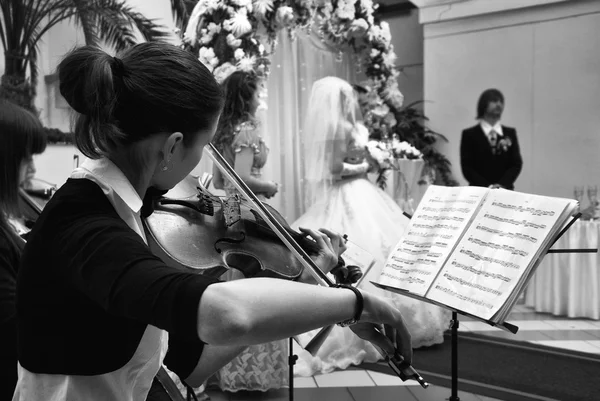 Preto e branco tiro de menina tocando violino na cerimônia de casamento — Fotografia de Stock