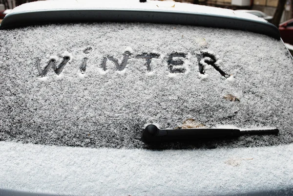 Напис зима на снігу на задньому вікні автомобіля — стокове фото