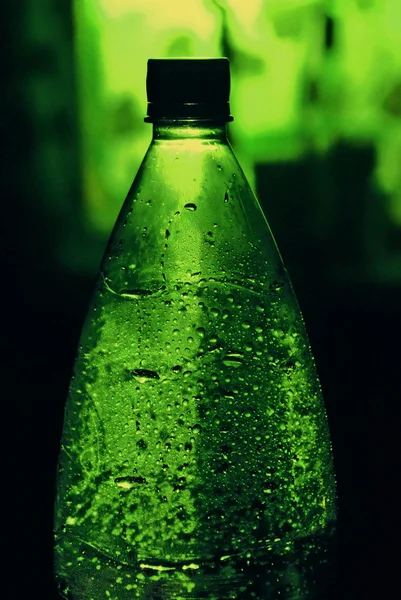 Бутылка с капельками — стоковое фото