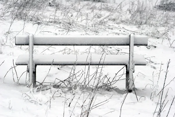Зимняя скамейка — стоковое фото