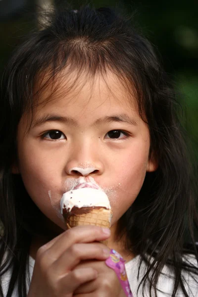 Дитина їсть льоду — стокове фото