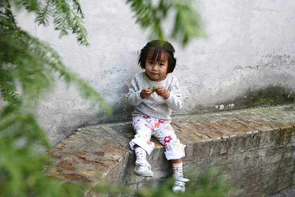 Dzieci jedzące — Zdjęcie stockowe