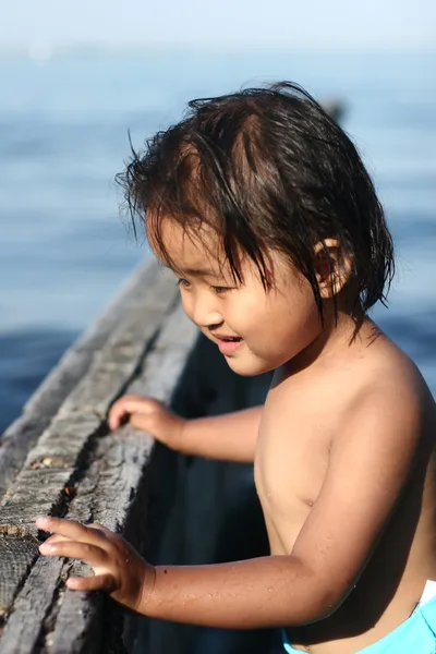 Niño y agua — Foto de Stock