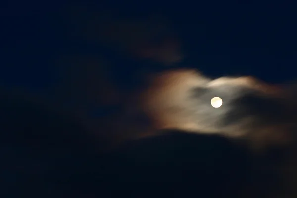 Måne i skyn — Stockfoto