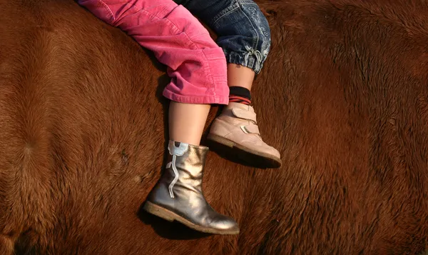 儿童和马 — 图库照片