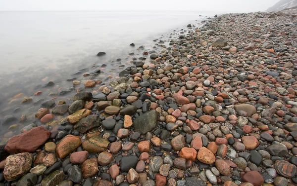 Kivinen ranta — kuvapankkivalokuva