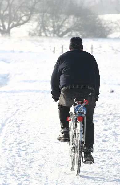 Cykel på snö — Stockfoto