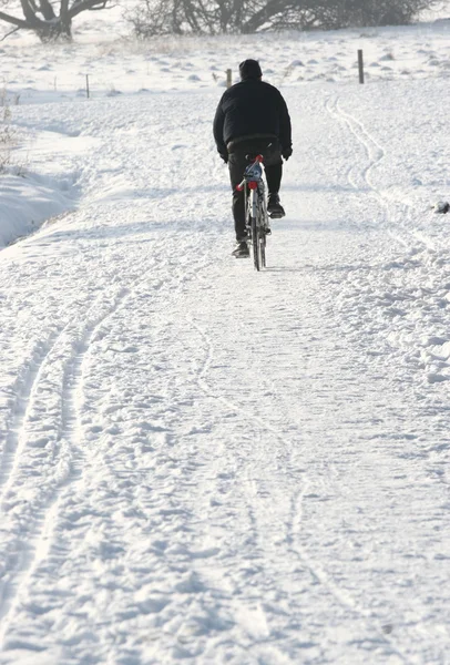Cykel på snö — Stockfoto