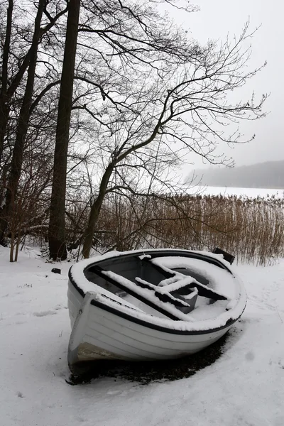 Туманная зимняя лодка — стоковое фото
